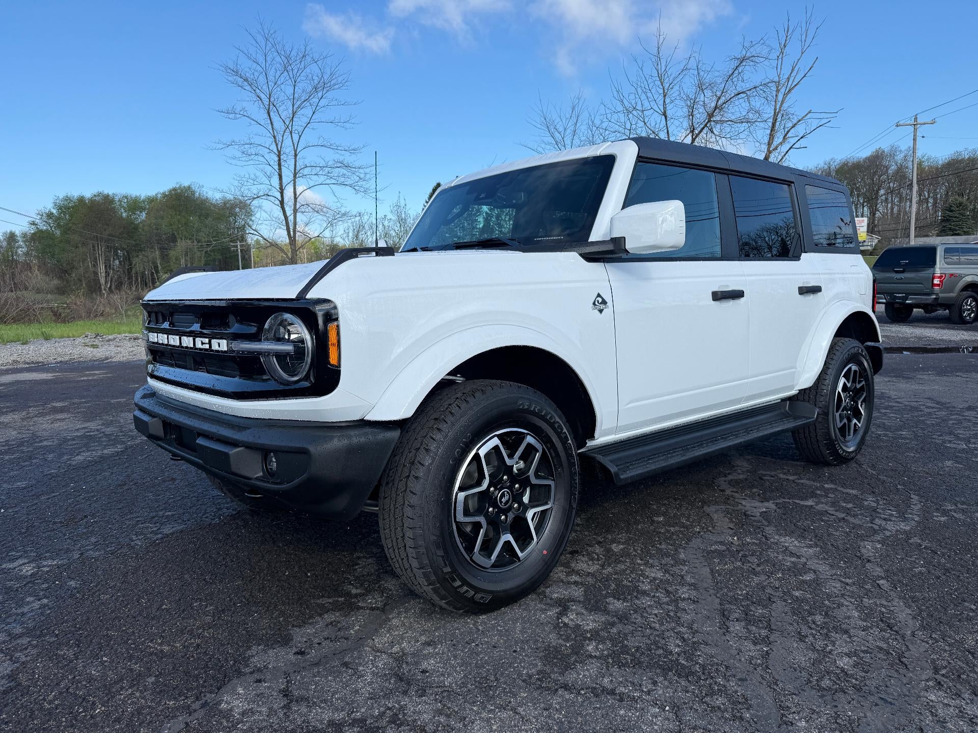 2026 Ford Bronco Outer Banks 4 Door 4x4 in Oxford White — front three-quarter view