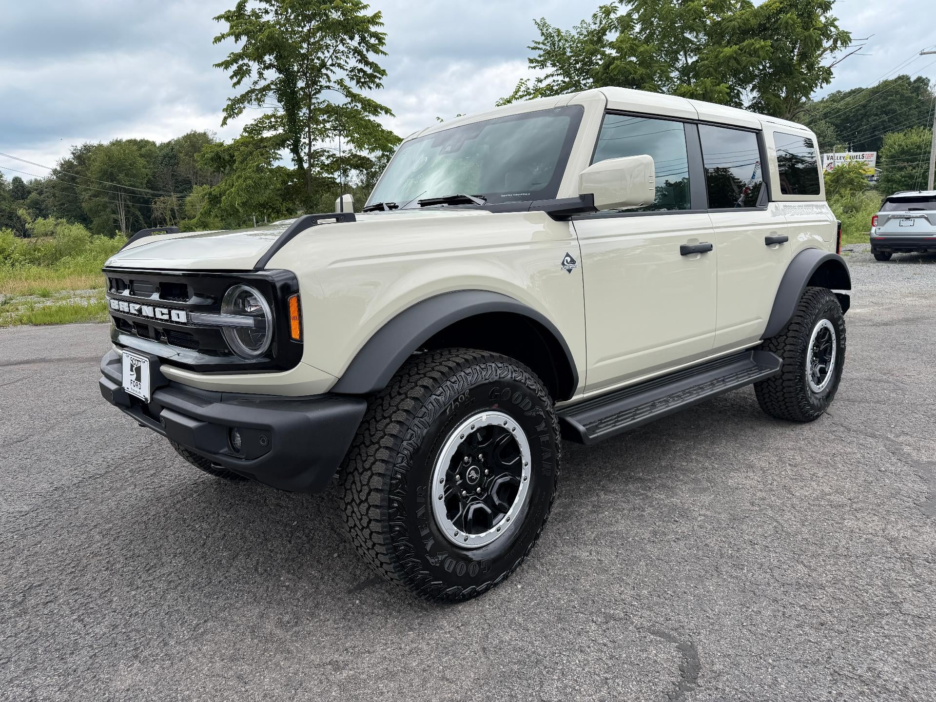 2026 Ford Bronco Outer Banks 4 Door 4x4 in Desert Sand — front three-quarter view