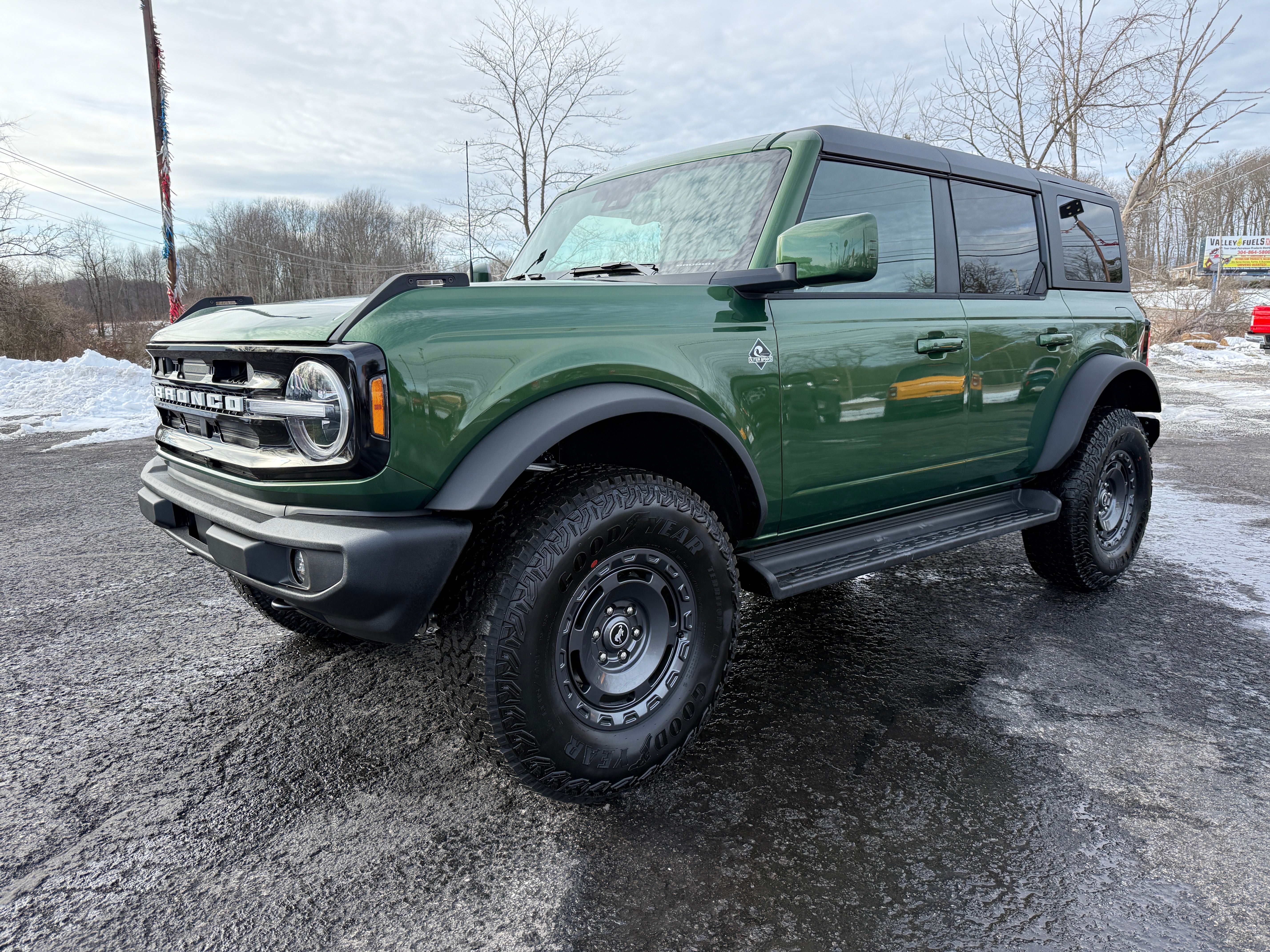 2025 Ford Bronco Outer Banks 4 Door 4x4 in Eruption Green Metallic — front three-quarter view