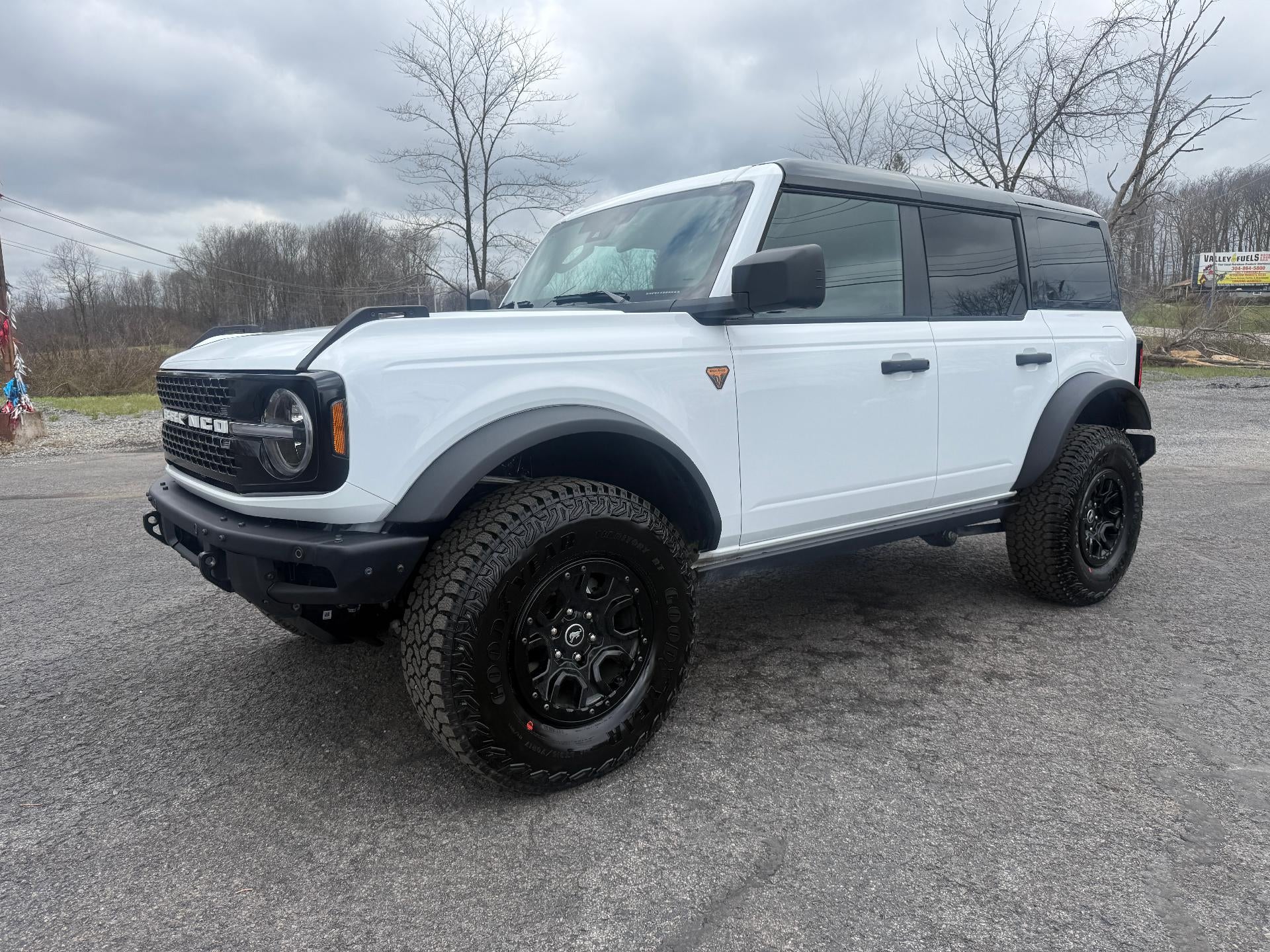 2026 Ford Bronco Badlands 4 Door Advanced 4x4 in Oxford White — front three-quarter view