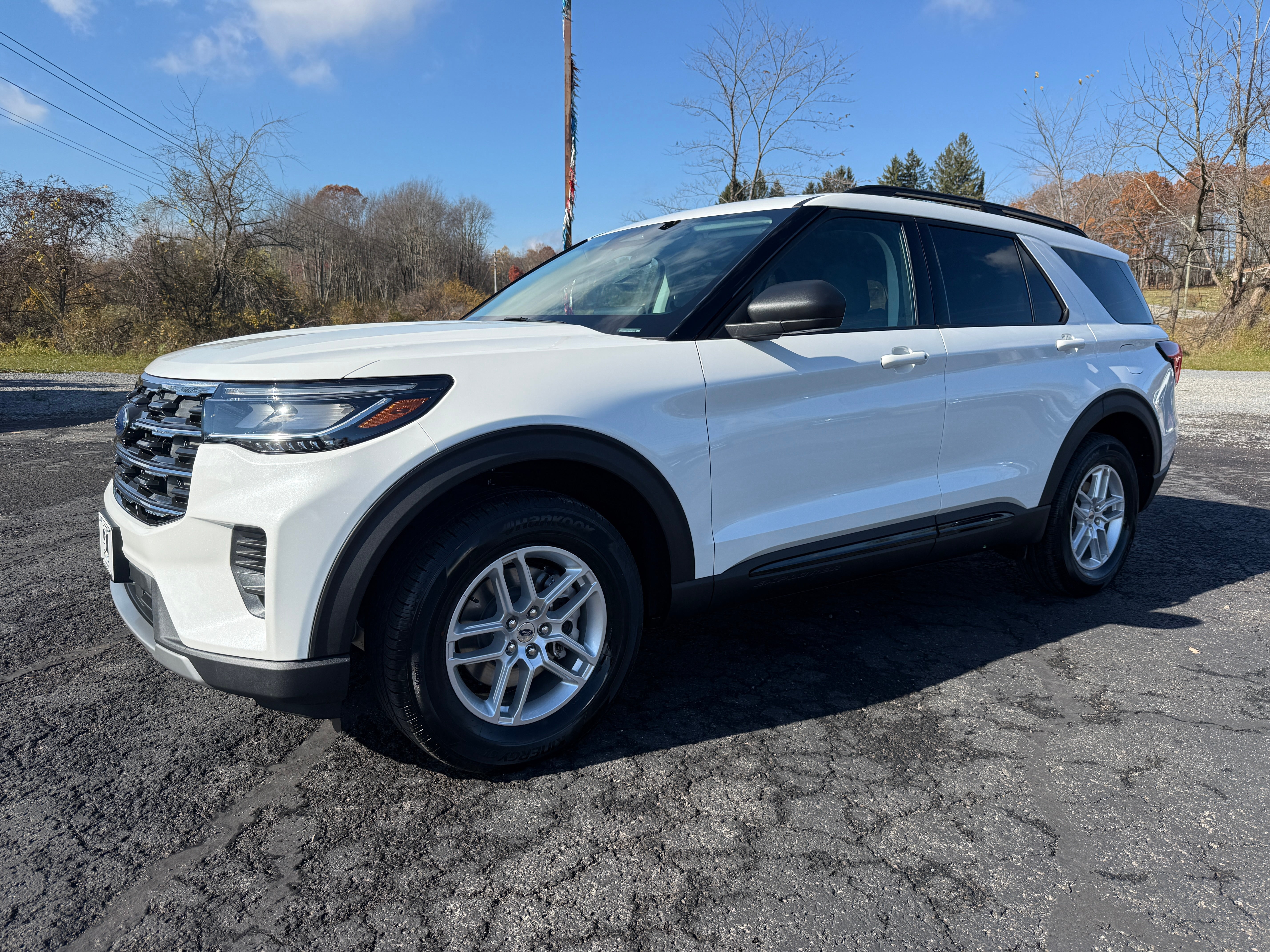 2026 Ford Explorer Active w/200A Pkg 4WD in Star White Metallic Tri-Coat — front three-quarter view